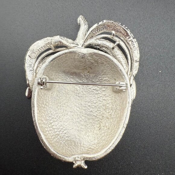 Vintage Sarah Coventry Silver Tone Apple Brooch Pin Textured Fruit With Leaf Des - Picture 5 of 6